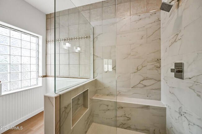 Building Photo - 865 S Oak St