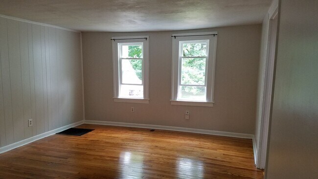 Building Photo - Apartment Available in Village of Liverpool