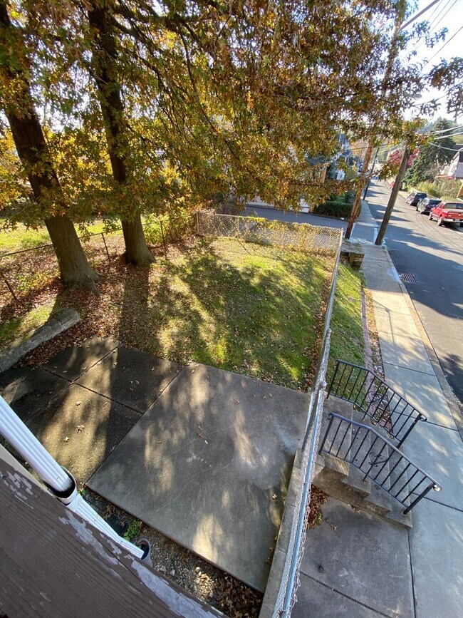 Building Photo - Spacious 3br house with off street parking