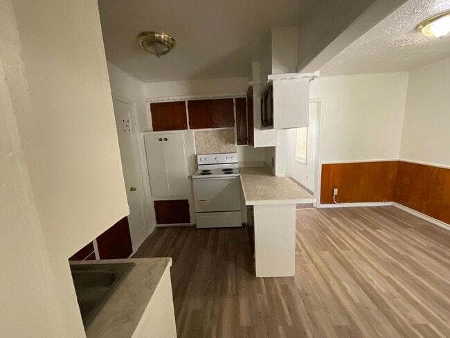 Building Photo - 3 bed, 1 bath, 1 car garage