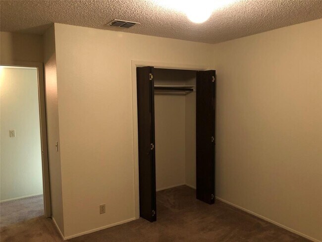 Building Photo - 914 W Meadowmere Ln