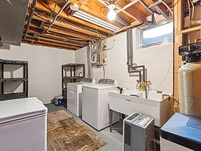 Building Photo - Welcome to this charming 3 bedroom, 3 bathroom home in the desirable Minnetonka. Avail. April 1st...