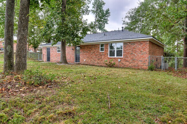 Building Photo - 208 Foxdale Dr