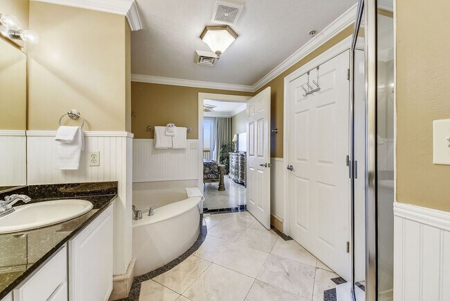 Building Photo - 15900 Front Beach Rd