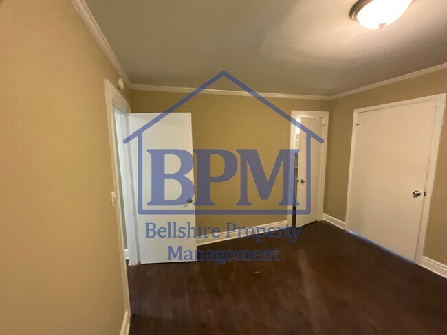 Building Photo - Spacious 3 Bed, 2 Bath Bottom-Floor Duplex...
