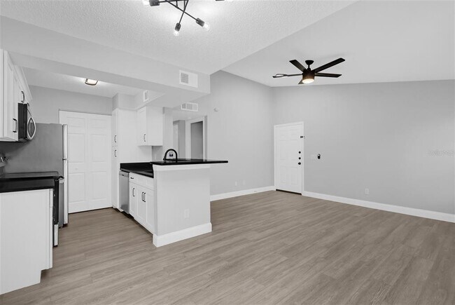 Building Photo - 1035 S Hiawassee Rd