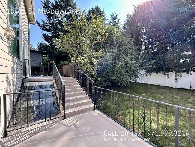 Building Photo - 16417 SE Meadowland Ct
