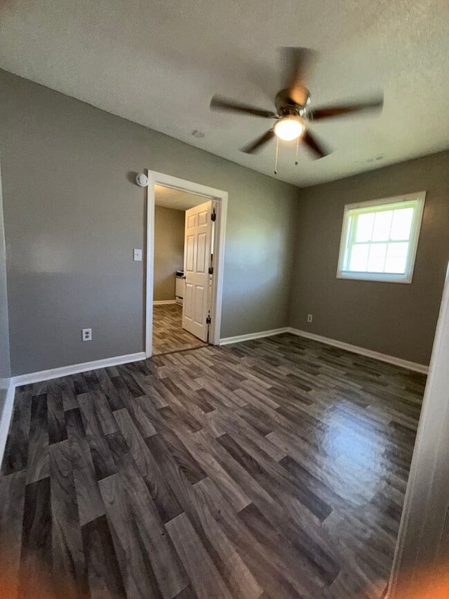 Building Photo - 3 Bed/ 1 Bath and move-in ready! www.PMCoreUSA.com submit guest card for showings!