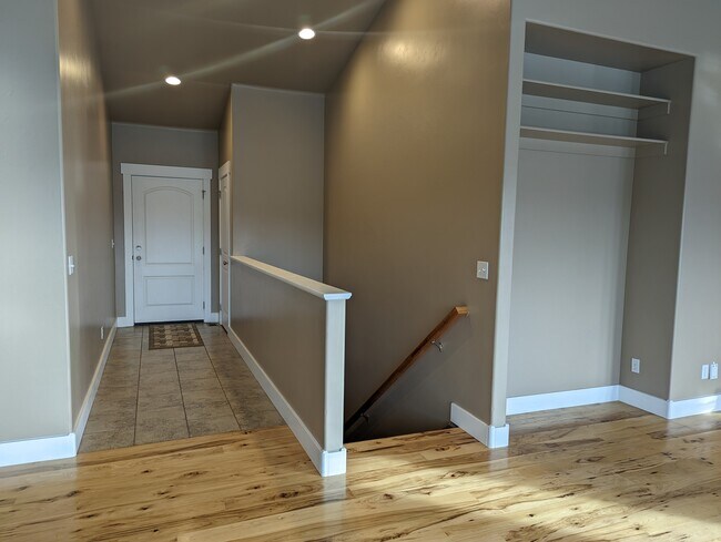 Building Photo - 1022 E Old Mill Dr