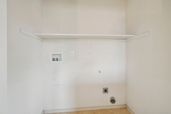 Building Photo - Wonderful End-unit townhome that backs to beautiful open space!