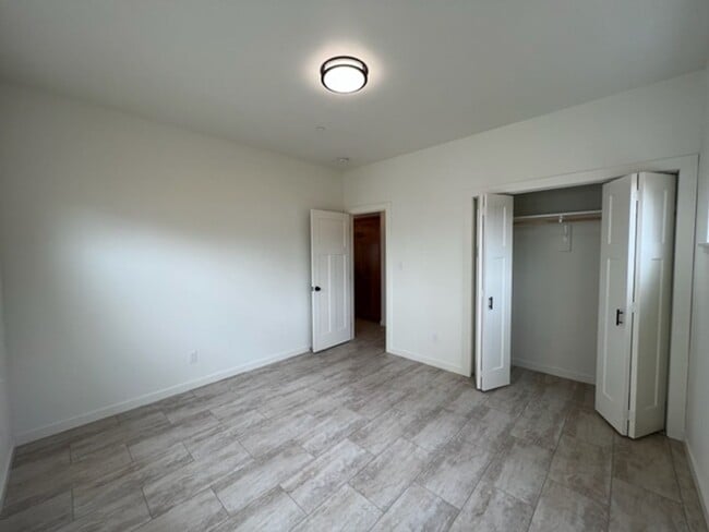 Building Photo - NEWER 3/2 Construction in Eureka! Beautiful homes