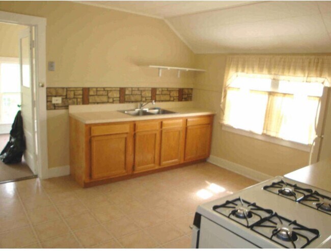 Building Photo - 316 N Van Buren St