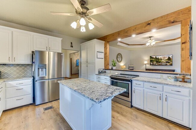 Building Photo - 640 Bluffside Dr