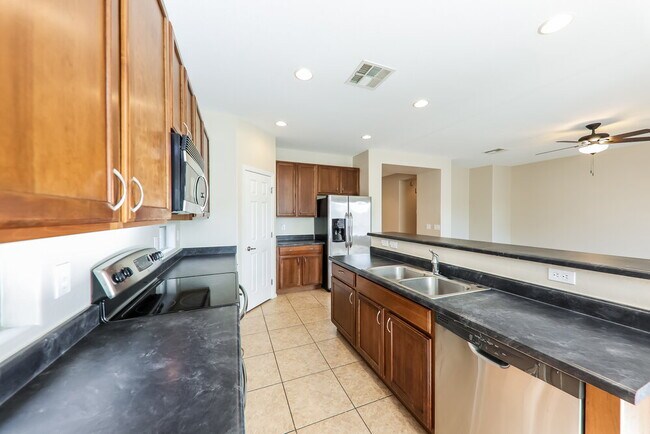 Building Photo - 15629 W MacKenzie Dr