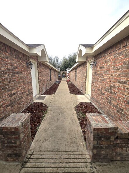 Building Photo - 2020 Aruba Dr