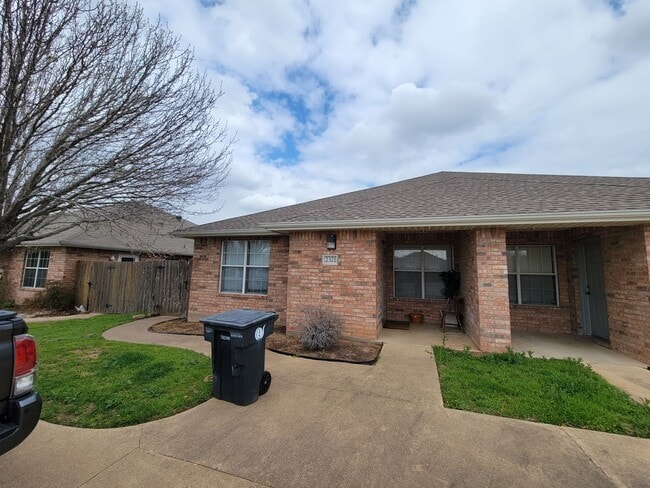 Building Photo - College Station - 3 bedroom / 2 bath duplex with fenced in yard and washer / dryer included