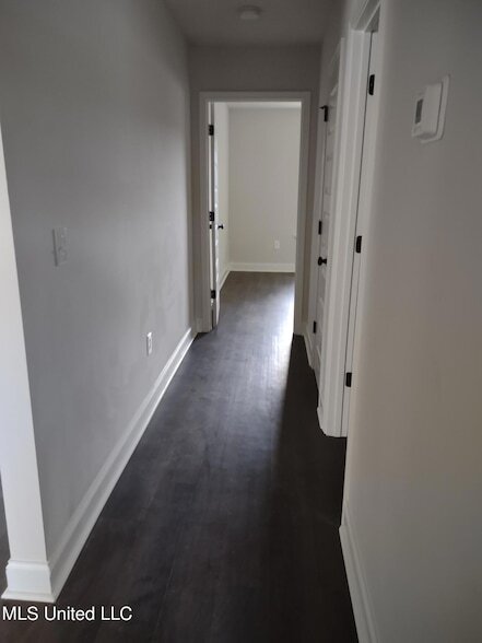 Building Photo - 464 Silver Hill Dr