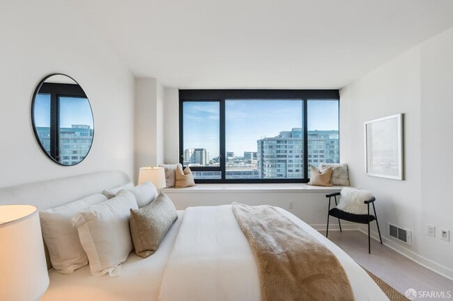 Building Photo - 260 King St