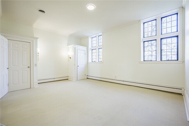 Building Photo - 901 East Ave