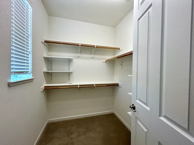 Building Photo - Beautiful 3 Bedroom 2.5 Bathroom in Gated ...