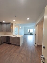 Building Photo - Renovated, centrally located and with lots...