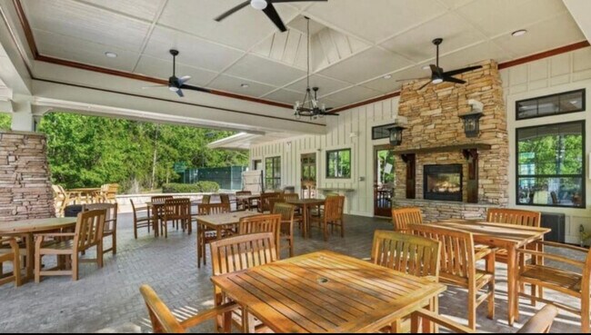 Building Photo - 531 Hedgewood Dr