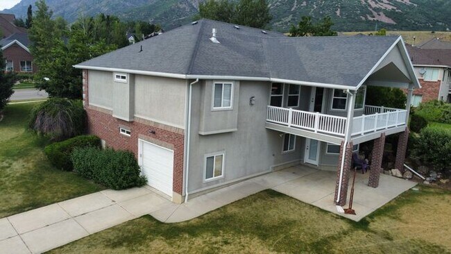 Building Photo - 5 bdrm 3bth Home 3 Car Garage Some utilities included