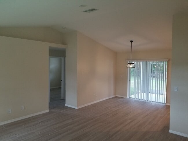 Building Photo - 914 Santa Barbara Blvd