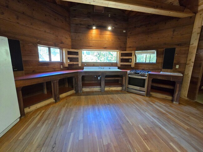 Building Photo - Cabin In the Wood!