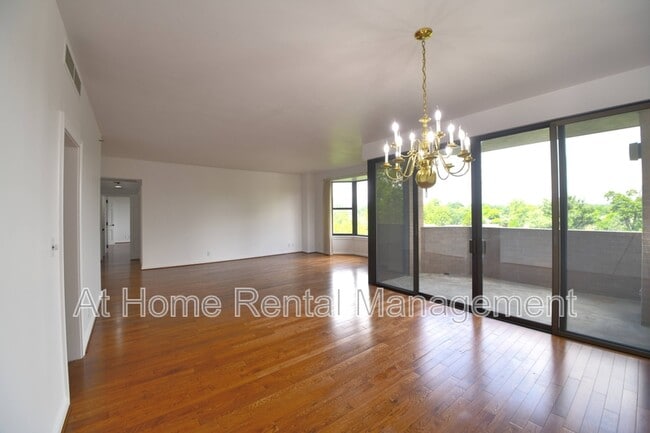 Building Photo - 2121 S Yorktown Ave