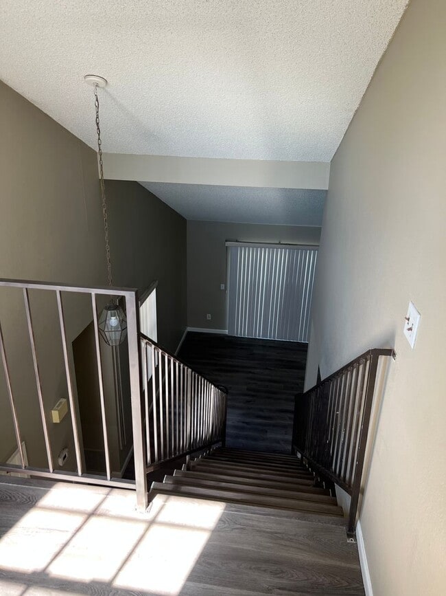 Building Photo - Spacious 2 bedroom condo with garage