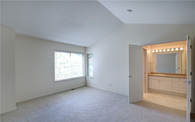 Building Photo - 2bd/2.5ba Redmond Townhouse