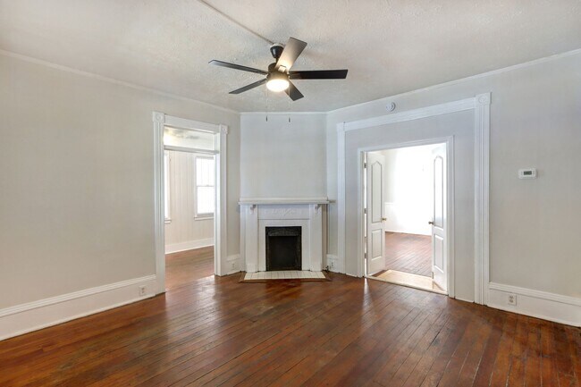 Building Photo - Renovated Two Bedroom Aprtment