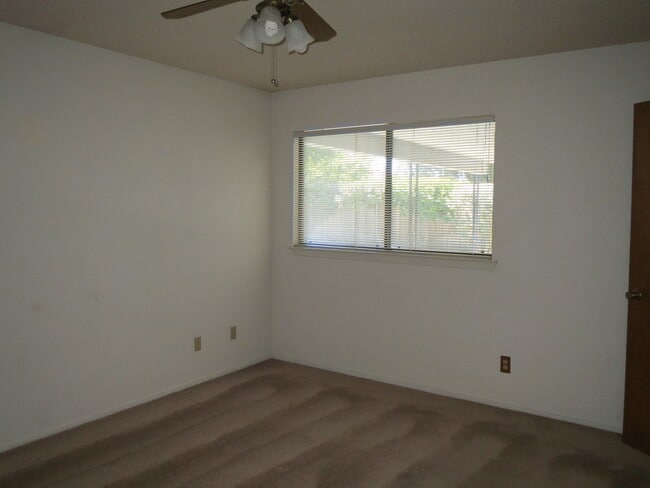 Building Photo - Well taken care of home in the heart of Clovis.