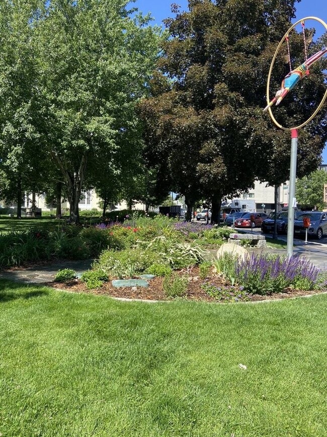 Building Photo - 2bd, 2ba Reno Bungalow in the Riverwalk Di...