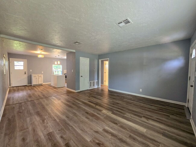 Building Photo - Cute 2 or 3 bedroom 1 bath near OBU