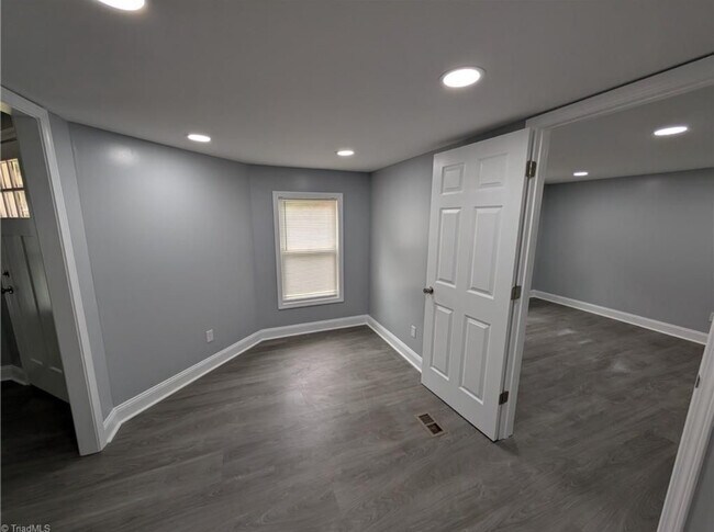 Building Photo - 344 Wilshire Dr