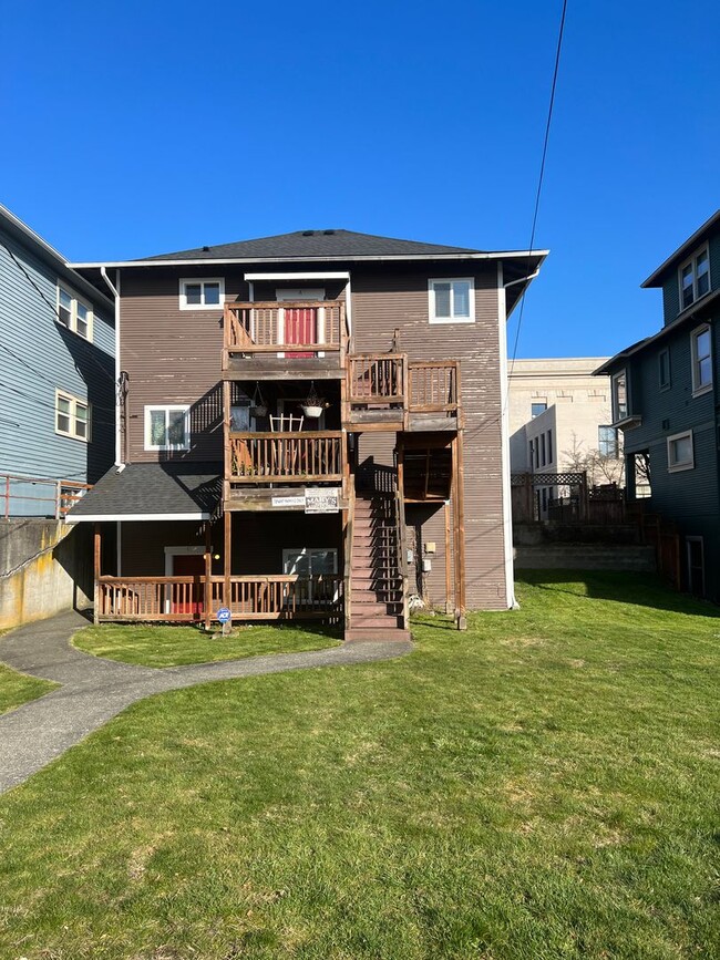 Building Photo - 2410 Hoyt Ave