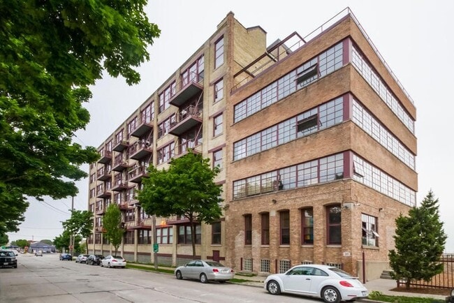 Primary Photo - 215 W Maple St