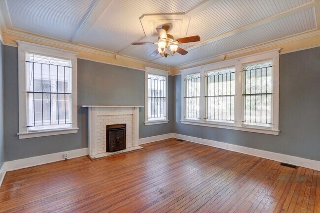 Building Photo - Large Historic Three (of four) Bedroom Apartment
