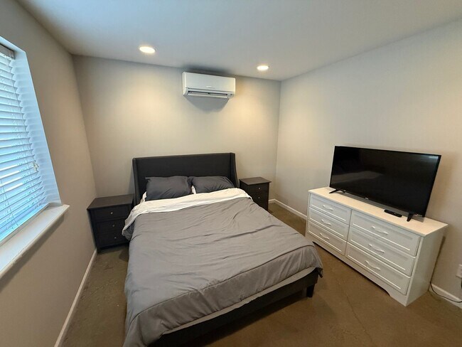 Building Photo - Nowells Subdivision Town Homes - Fully Furnished and Utilities Included