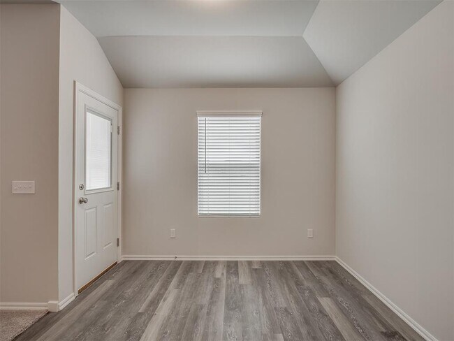 Building Photo - 1009 S Colt Ln