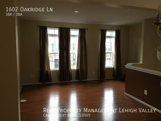 Building Photo - Beautiful townhome perfect for busy commuter!