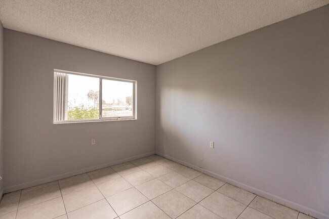 Building Photo - 1140 Lake Victoria Dr