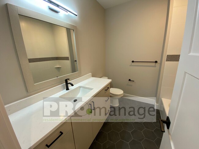 Building Photo - Townhouse with 3 bedrooms / 2 bathrooms in...