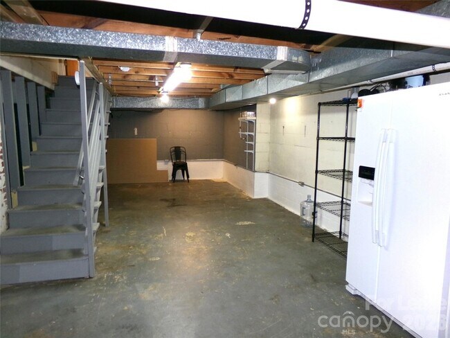Building Photo - 1631 Maple Ave