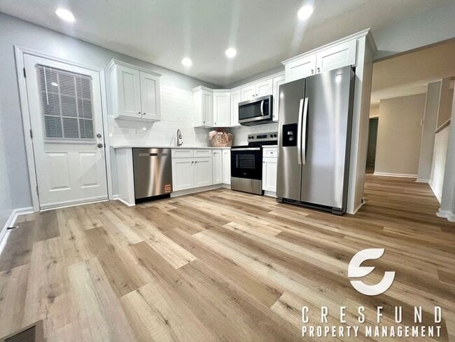 Building Photo - RENT JUST REDUCED TO $1700! RECENTLY RENOV...