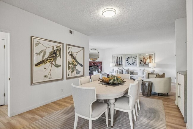 Building Photo - Elegant 2BR Condo with Golf Course Views i...