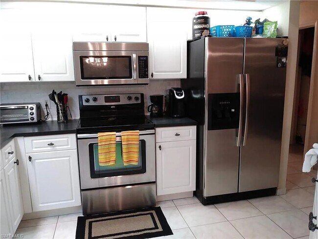 Building Photo - 502 NE 19th Ct