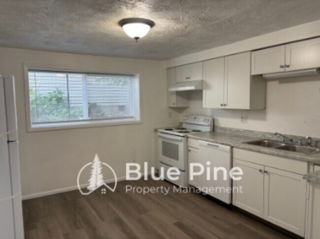 Building Photo - 411 Gladstone St